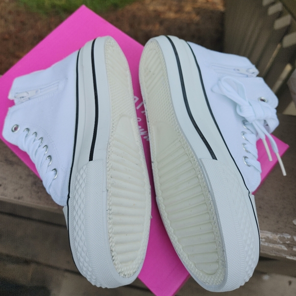 Tommy Bahama Hi-Top Sneakers, White 12T - Picture 4 of 15